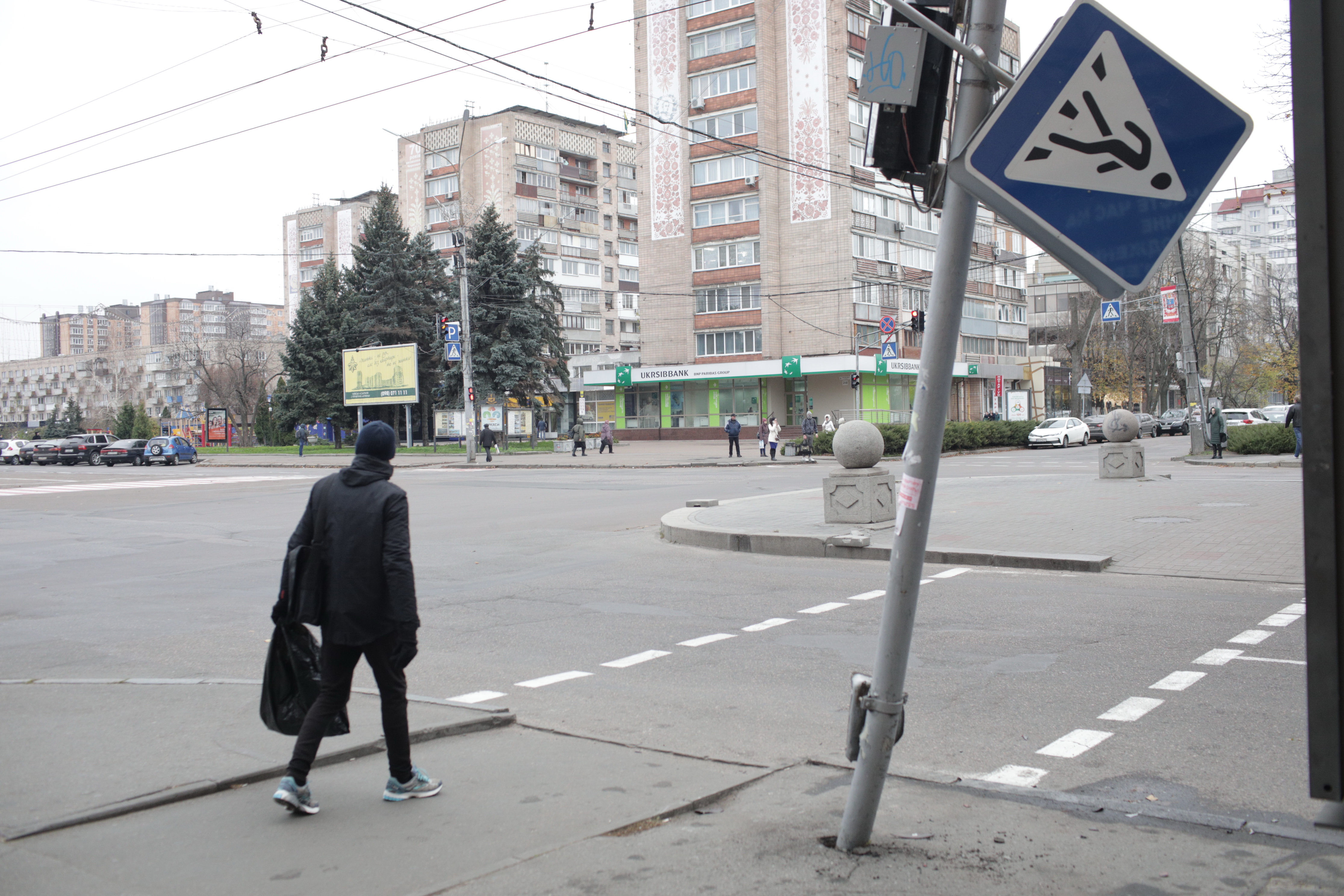 На жаль, дорожні знаки не завжди здатні захистити черкаських пішоходів від водіїв. Цьогоріч у місті було скоєно 38 наїздів на пішоходів.