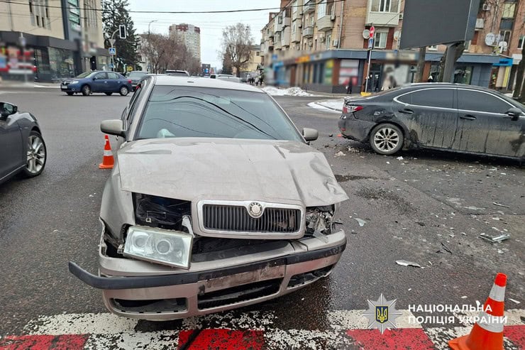 ДТП в Черкасах: на перехресті зіткнулися Lexus та Skoda, постраждала 18-річна дівчина