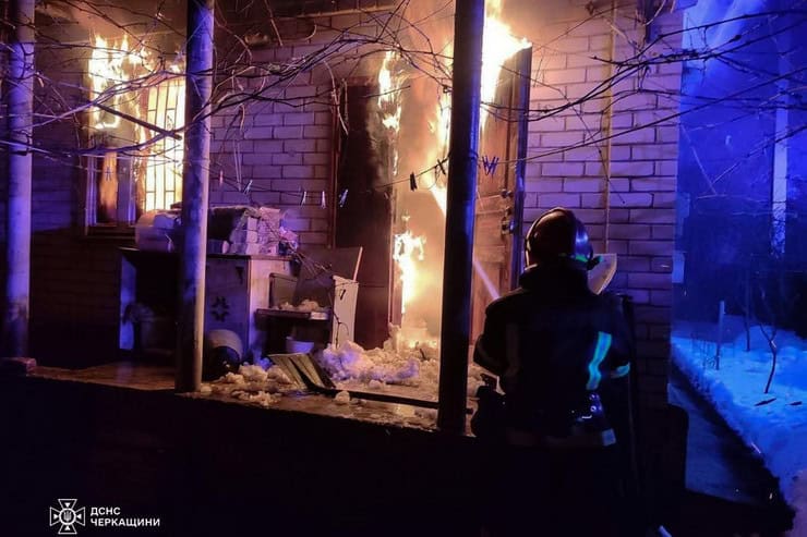 Пожежа в Черкаському районі: горів будинок, одна людина отримала опіки