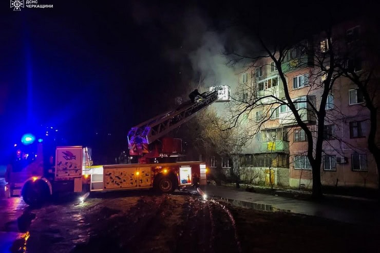 Пожежа в Черкасах: горіла квартира в багатоповерхівці, вдалося врятували 14 людей, серед них діти