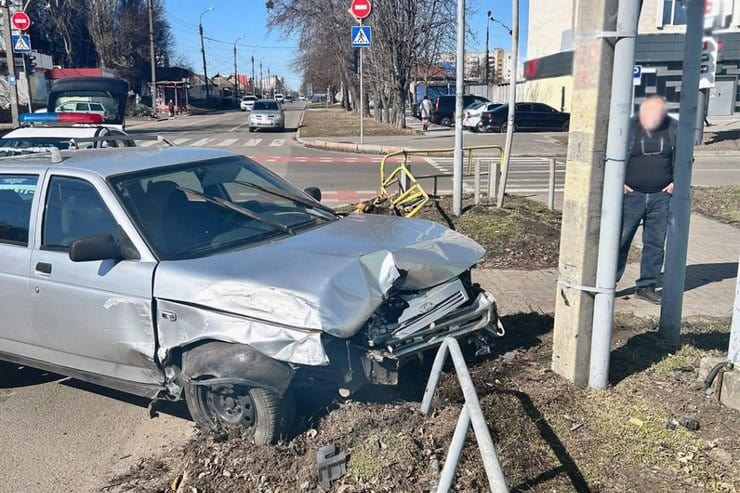 ДТП в Черкасах: зіткнулися два автомобілі, один з яких потім врізався у металеву огорожу