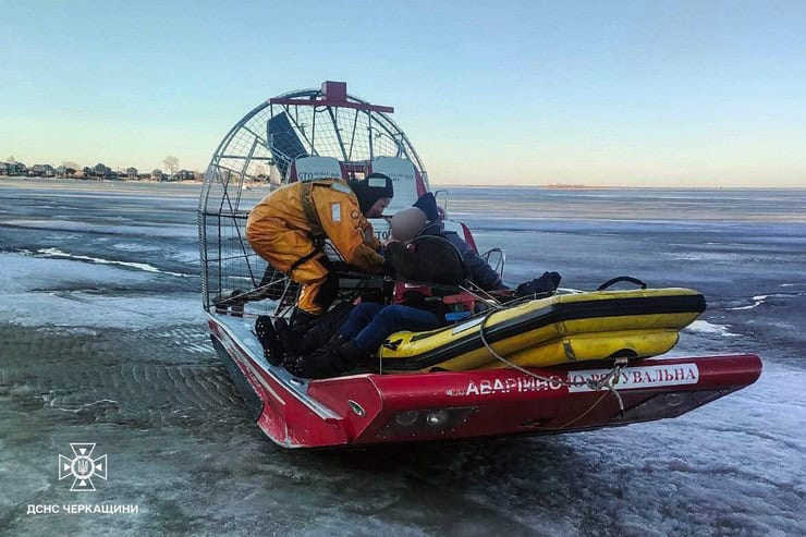 В Черкасах на Дніпрі врятували двох рибалок