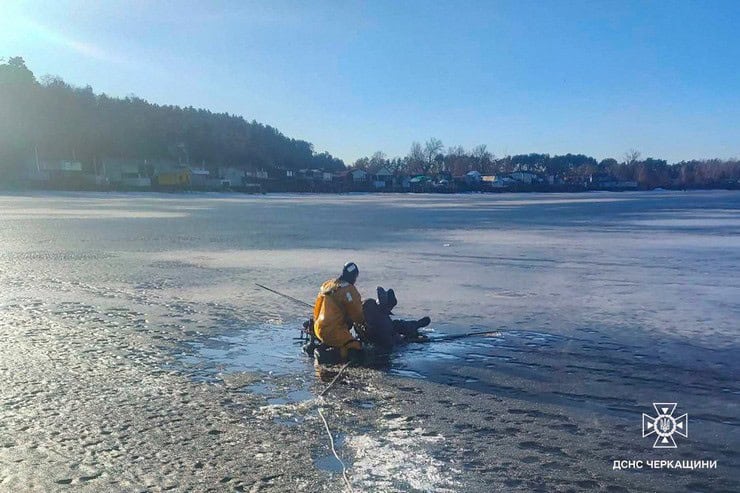 В Черкасах на Дніпрі врятували двох рибалок