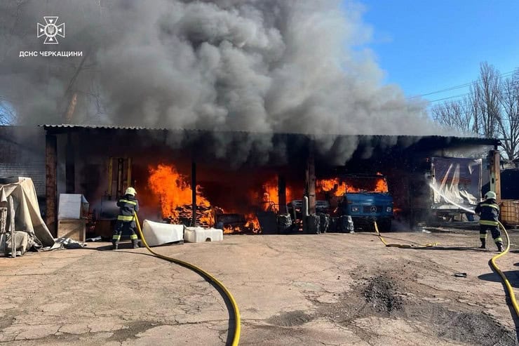 Пожежа в Черкасах: горіли дві вантажівки на підприємстві