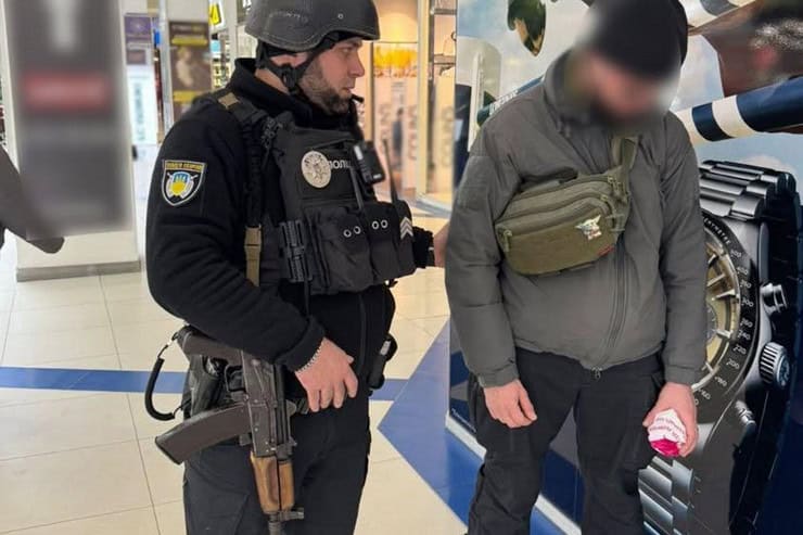 В Черкасах 32-річний чоловік пограбував ювелірний відділ в ТРЦ: йому загрожує до 10 років в’язниці