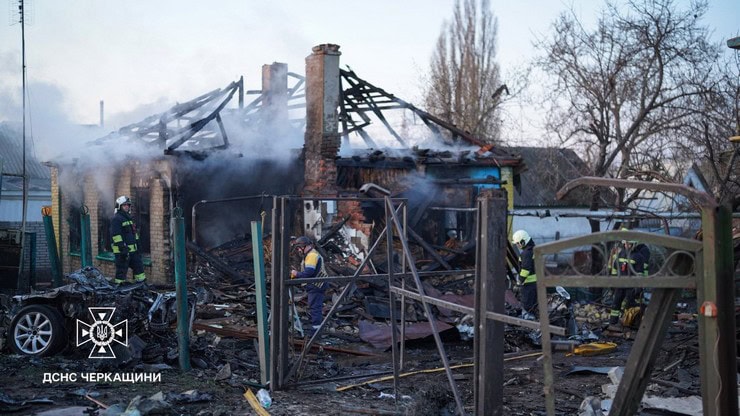 Наслідки обстрілу Черкас сьогодні вночі: місто атакували “Шахеди”, є поранені, багато руйнувань