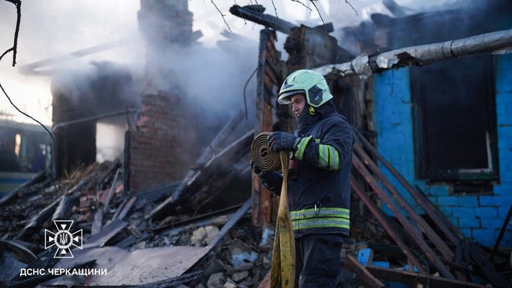 Наслідки обстрілу Черкас сьогодні вночі: місто атакували “Шахеди”, є поранені, багато руйнувань