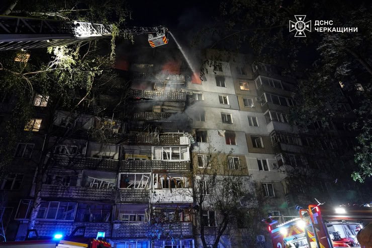 Обстріл Черкас сьогодні вночі: “Шахед” влучив в багатоповерхівку, постраждали 11 людей, серед них діти