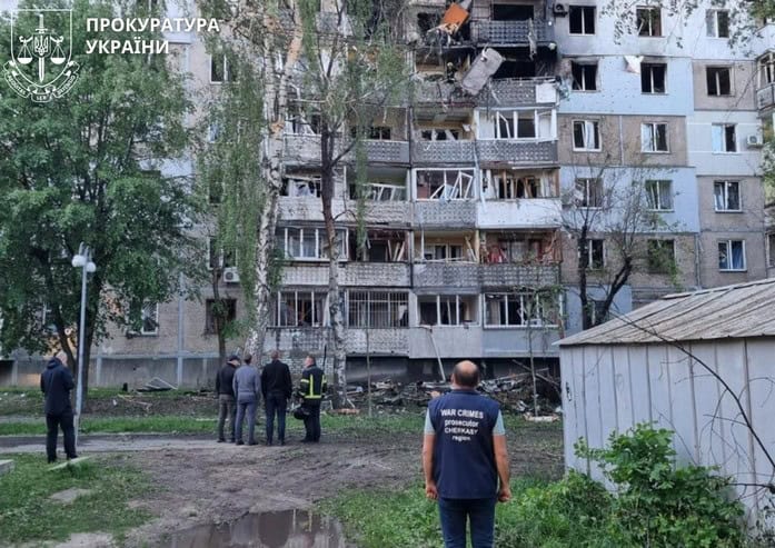 Обстріл Черкас сьогодні вночі: “Шахед” влучив в багатоповерхівку, постраждали 11 людей, серед них діти