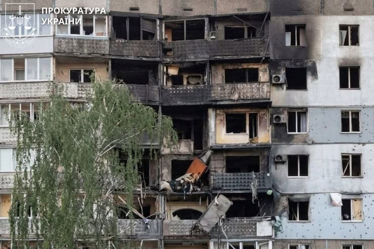 Обстріл Черкас сьогодні вночі: “Шахед” влучив в багатоповерхівку, постраждали 11 людей, серед них діти