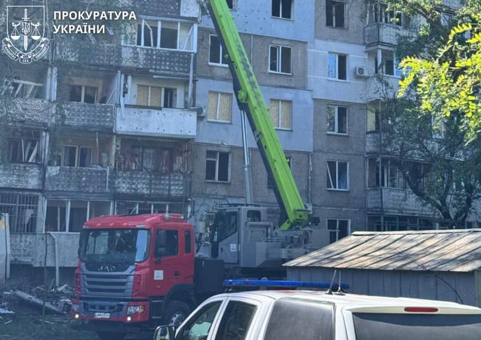 Обстріл Черкас сьогодні вночі: “Шахед” влучив в багатоповерхівку, постраждали 11 людей, серед них діти