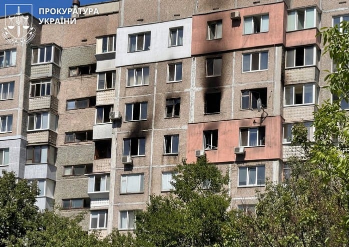 Обстріл Черкас сьогодні вночі: “Шахед” влучив в багатоповерхівку, постраждали 11 людей, серед них діти