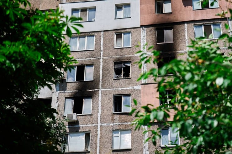 Обстріл Черкас сьогодні вночі: “Шахед” влучив в багатоповерхівку, постраждали 11 людей, серед них діти
