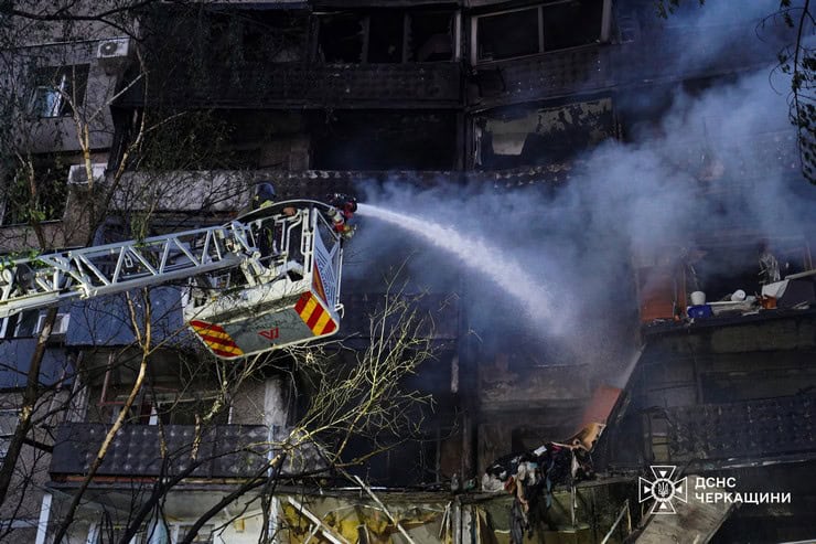 Обстріл Черкас сьогодні вночі: “Шахед” влучив в багатоповерхівку, постраждали 11 людей, серед них діти