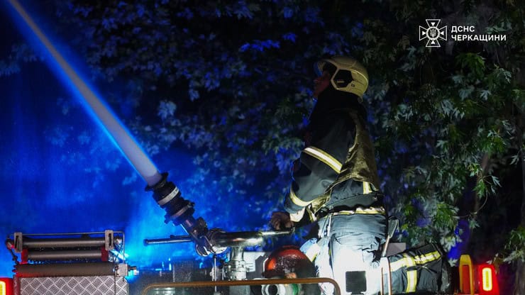 Обстріл Черкас сьогодні вночі: “Шахед” влучив в багатоповерхівку, постраждали 11 людей, серед них діти