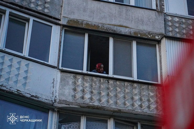 Обстріл Черкас сьогодні вночі: “Шахед” влучив в багатоповерхівку, постраждали 11 людей, серед них діти