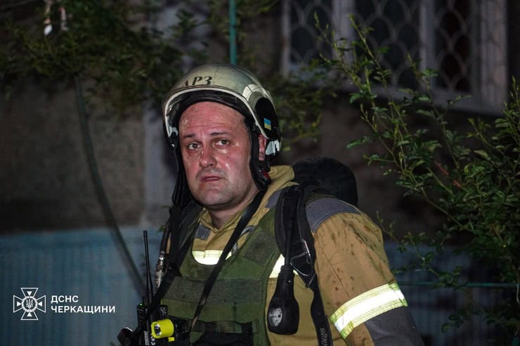 Обстріл Черкас сьогодні вночі: “Шахед” влучив в багатоповерхівку, постраждали 11 людей, серед них діти