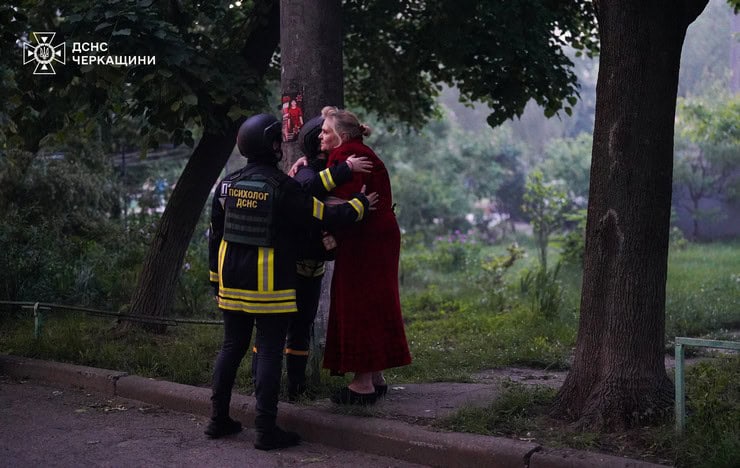 Обстріл Черкас сьогодні вночі: “Шахед” влучив в багатоповерхівку, постраждали 11 людей, серед них діти